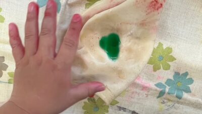 感触あそび（小麦粉粘土）