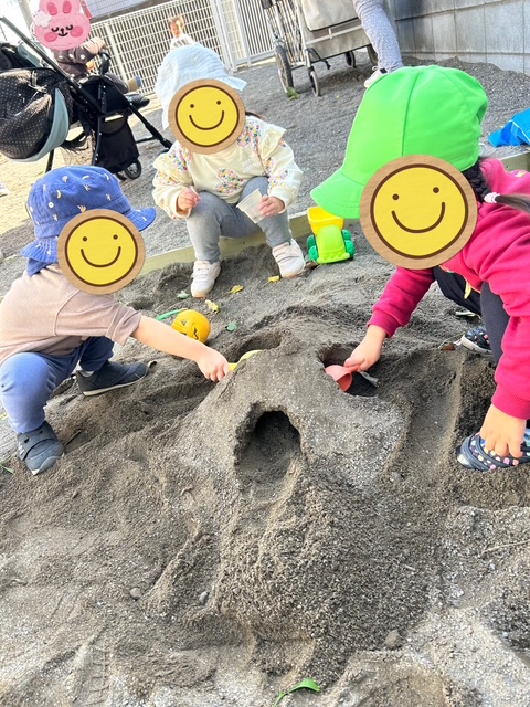 砂場遊びを楽しんでいます♪